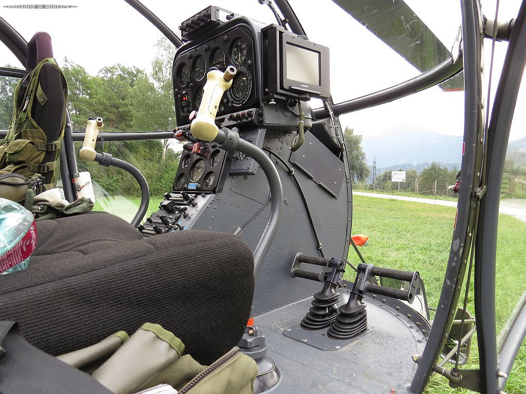 Alouette3_cockpit1.jpg