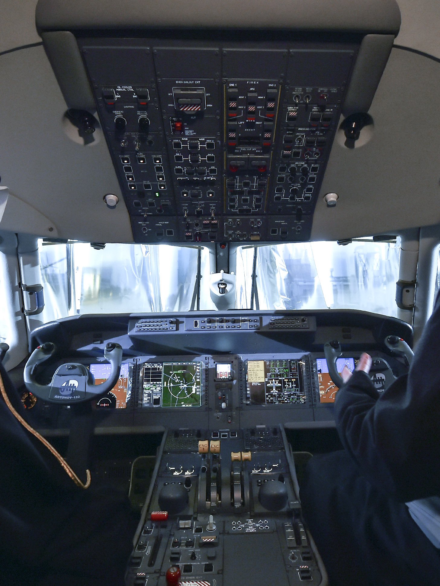 Antonov_An-132D_glass_cockpit_28cropped2