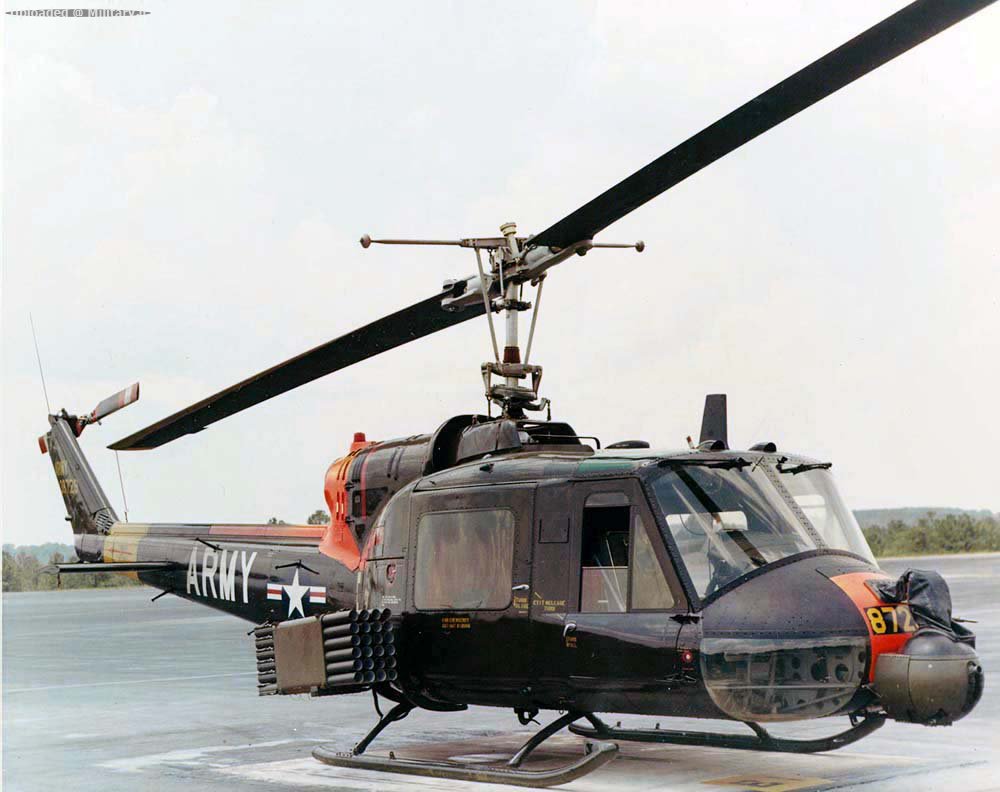 Bell_UH-1_with_rockets_and_minigun_turre
