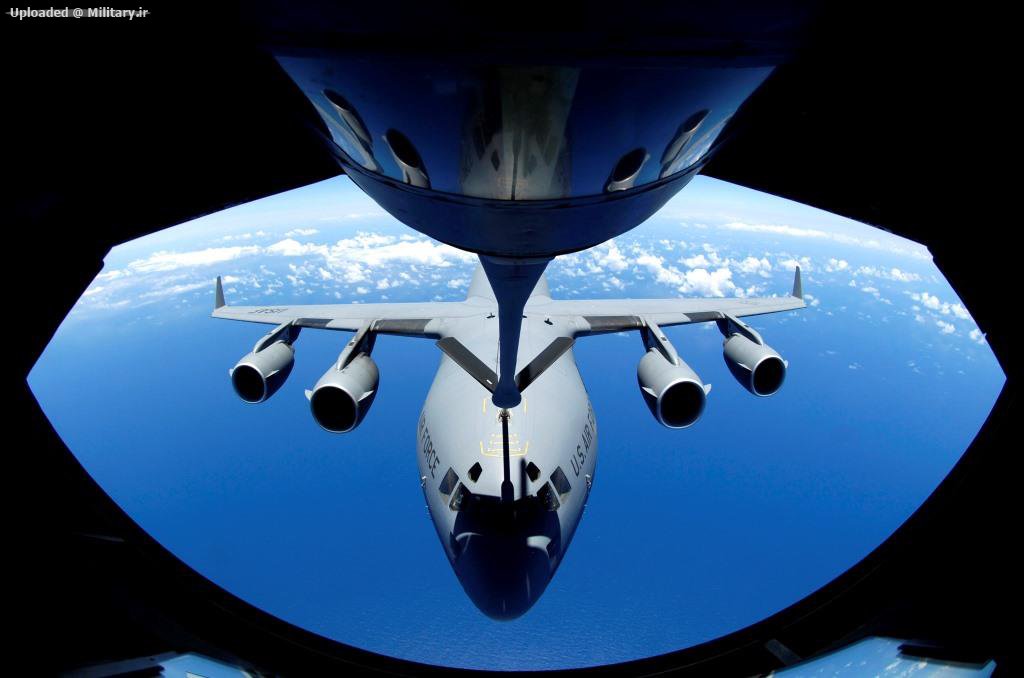 C-17_Globemaster_refuels_through_the_boo