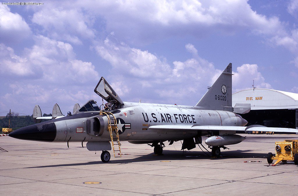 Convair_F-102A_Delta_Dagger_1.jpg