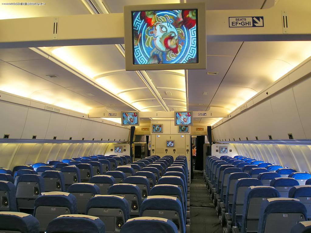 Cubana_IL-96_economy_class_cabin.jpg