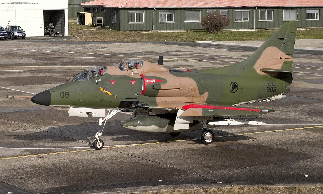 Douglas_TA-4SU_Skyhawk_3.jpg