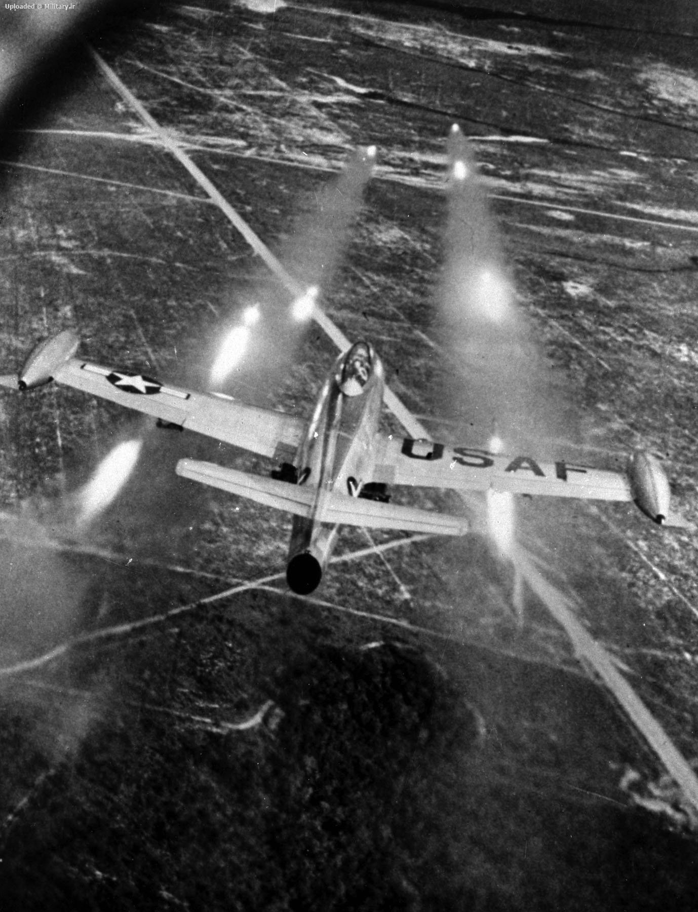 F-84E_launchs_rockets.jpg