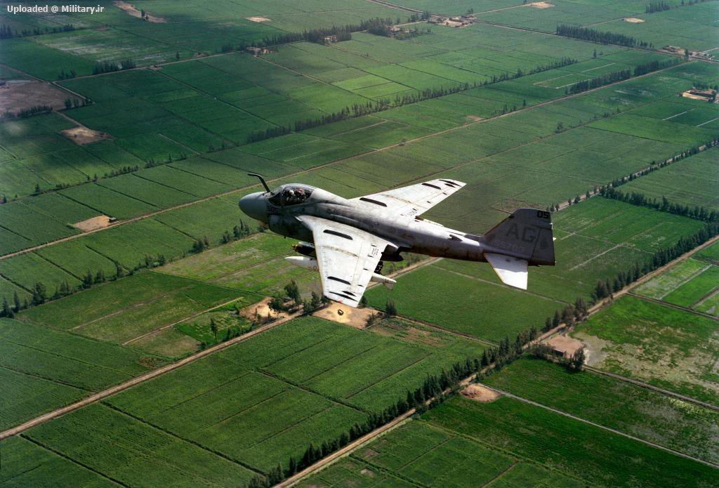 Grumman_A-6E_Intruder_of_VA-65_on_flight