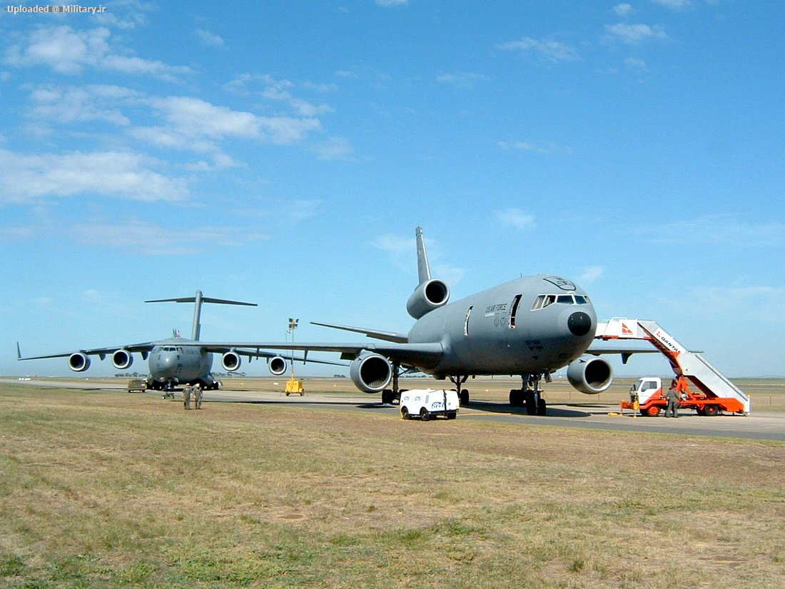 KC-10_Extender_and_C-17_Globemaster.jpg