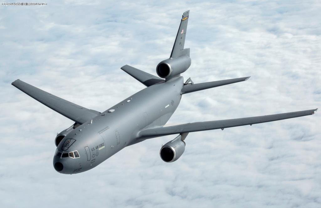 KC-10_Extender_with_the_76th_Air_Refueli