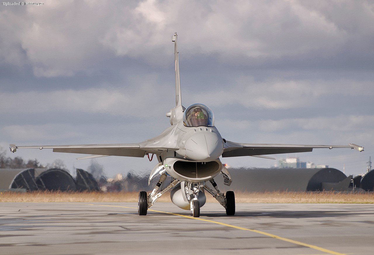 Lockheed_Martin_F-16CJ_Fighting_Falcon.j