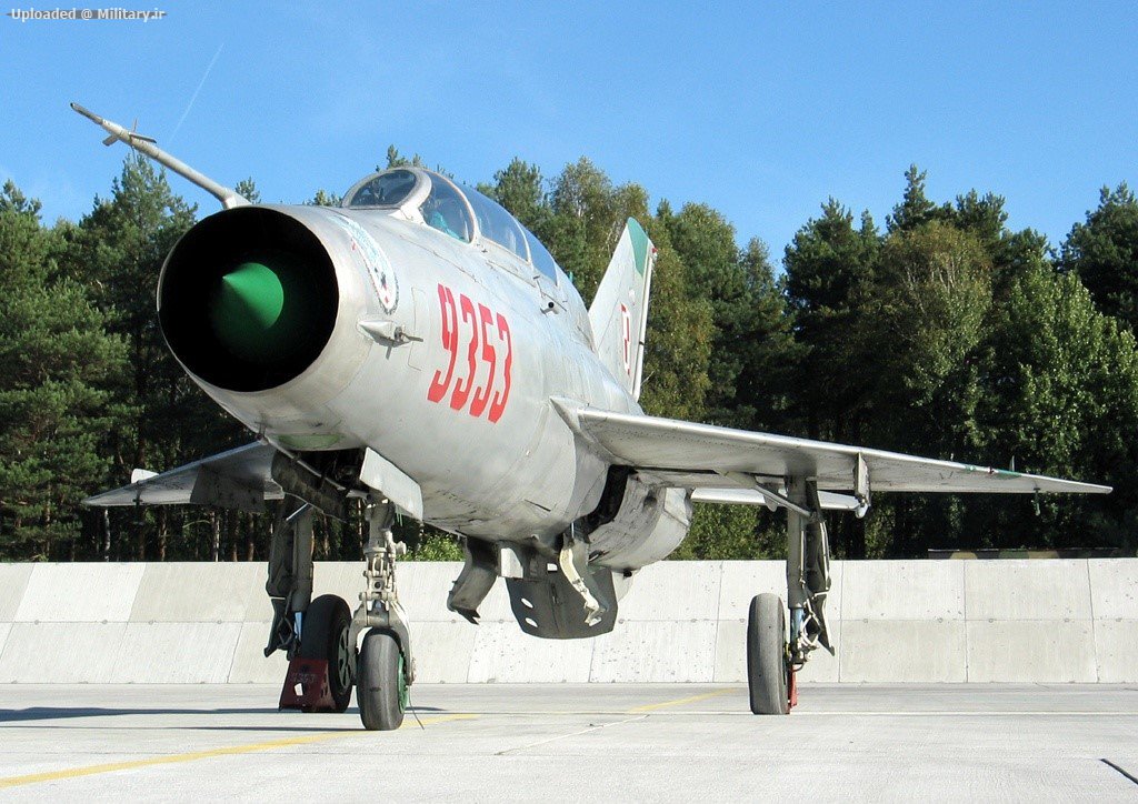 Mikoyan-Gurevich_MiG-21UM_2.jpg