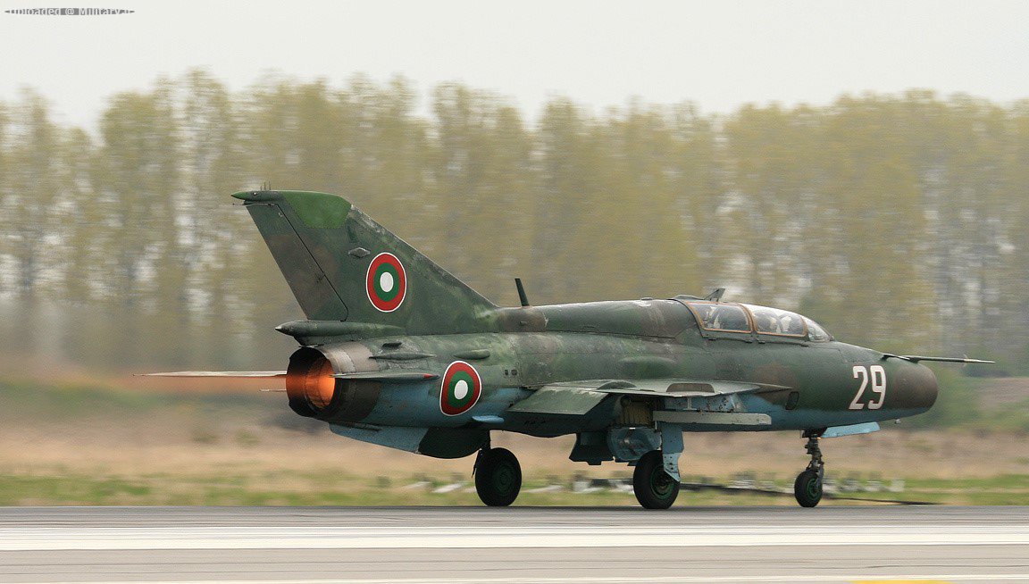 Mikoyan-Gurevich_MiG-21UM__2.jpg
