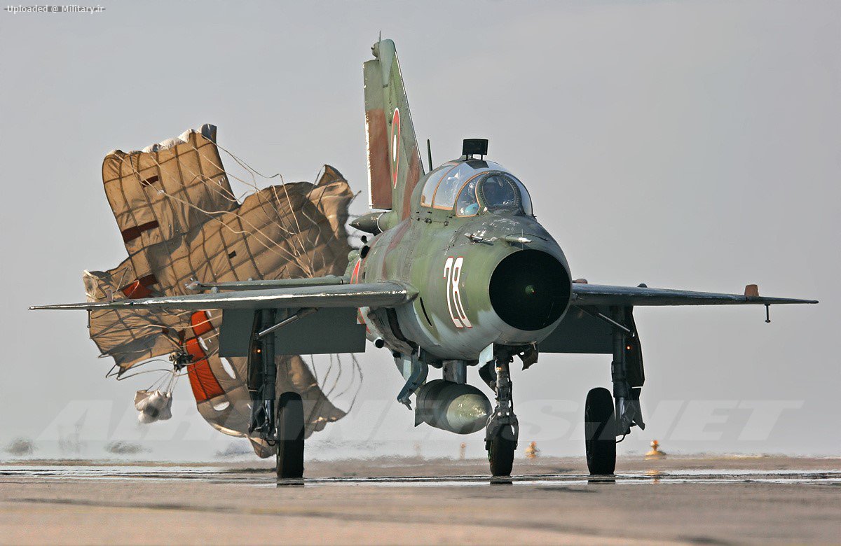 Mikoyan-Gurevich_MiG-21UM__3.jpg