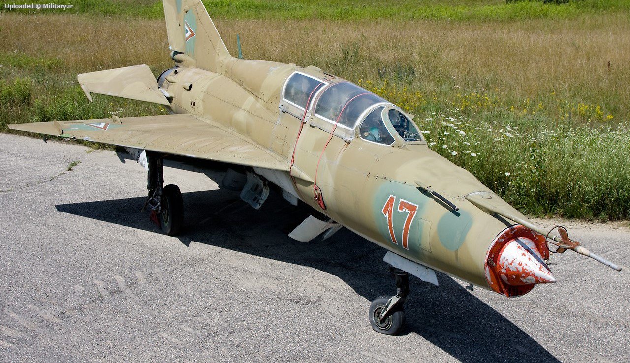 Mikoyan-Gurevich_MiG-21UM__4.jpg