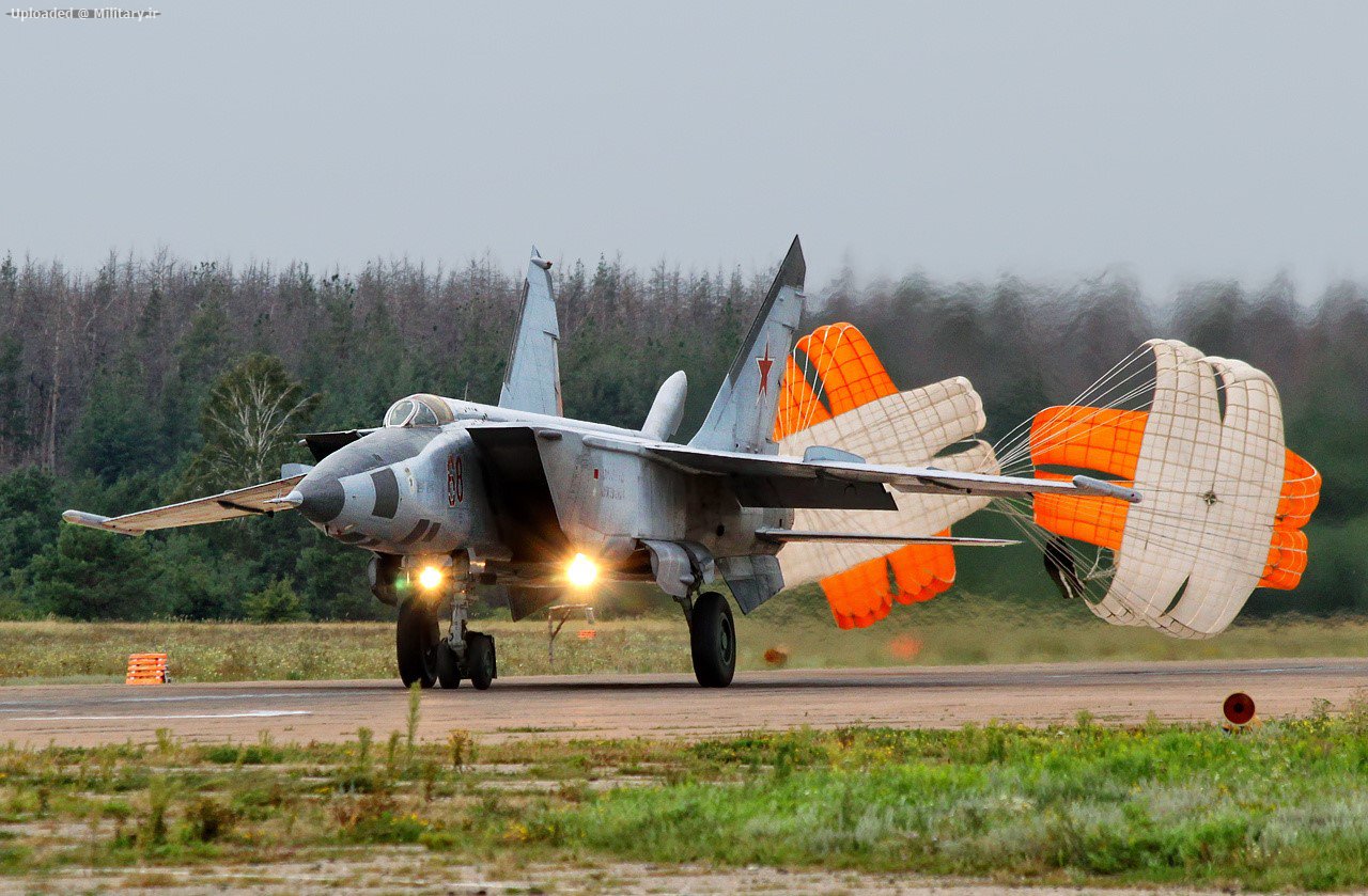 Mikoyan-Gurevich_MiG-25RBF.jpg