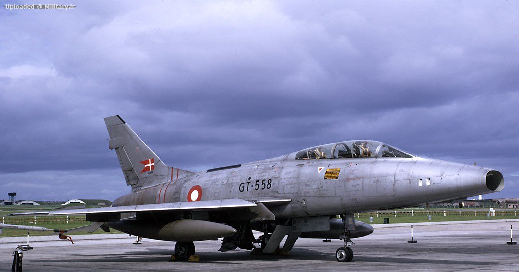 North_American_F-100F_Super_Sabre_10.jpg