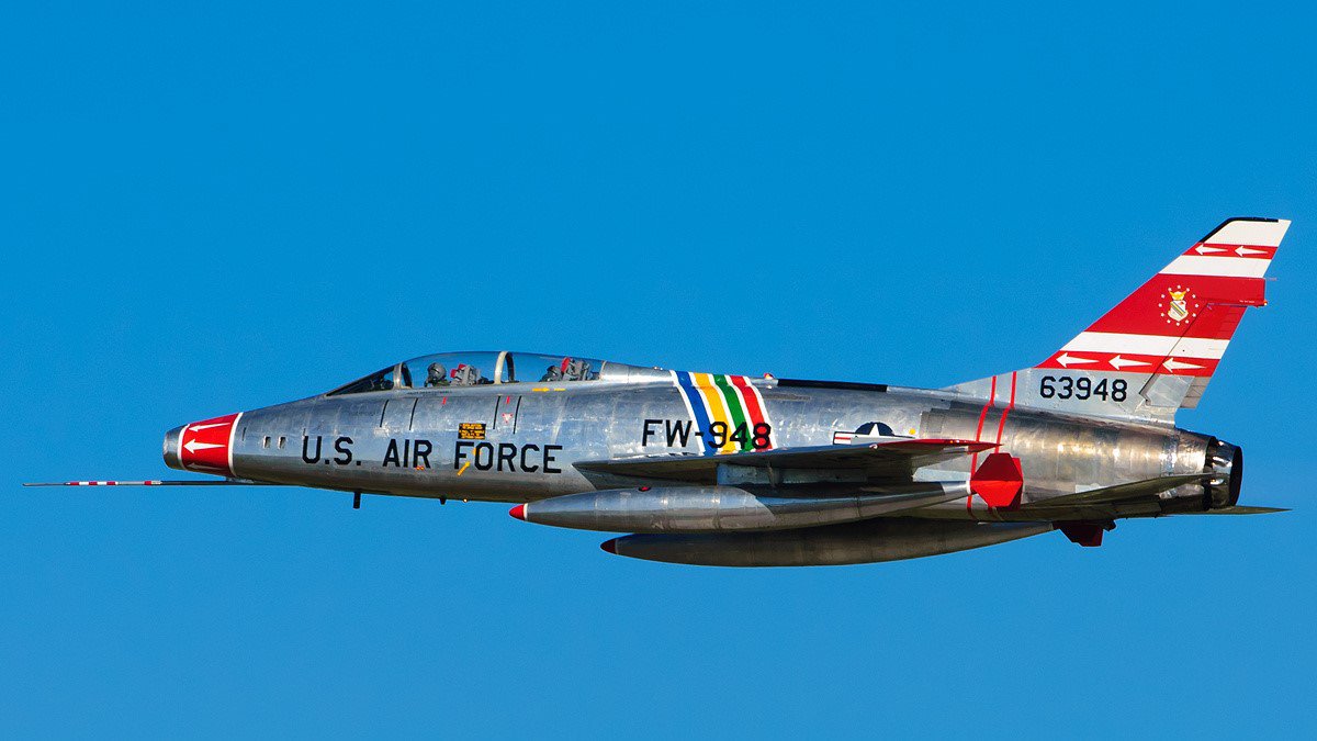 North_American_F-100F_Super_Sabre_11.jpg