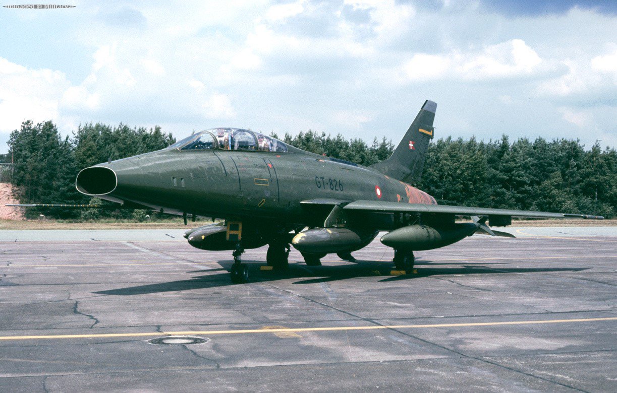 North_American_F-100F_Super_Sabre_12.jpg