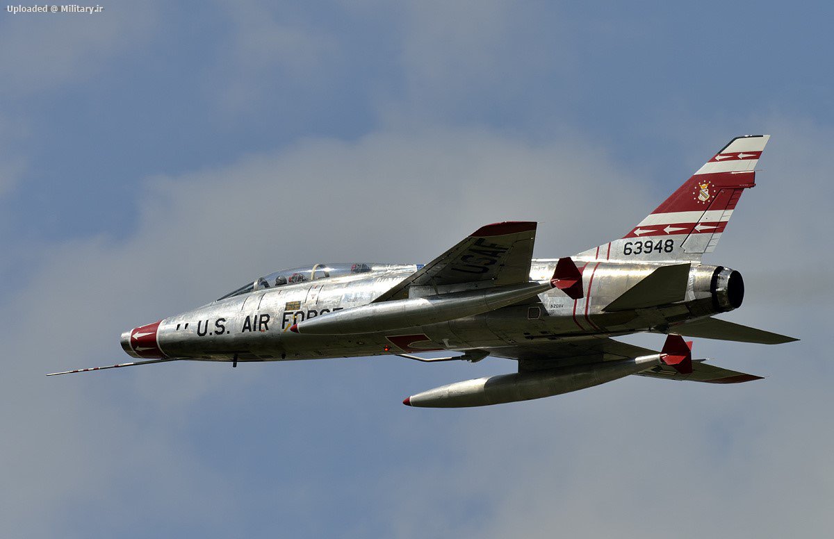 North_American_F-100F_Super_Sabre_2.jpg