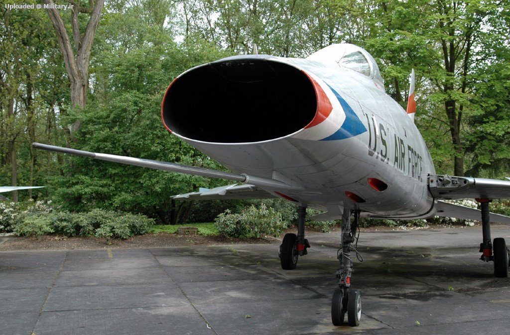 North_American_F-100F_Super_Sabre_6.jpg