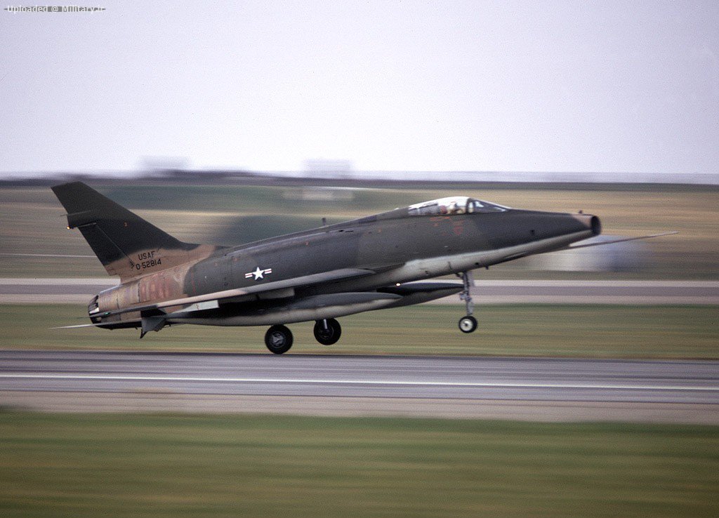 North_American_F-100F_Super_Sabre_8.jpg