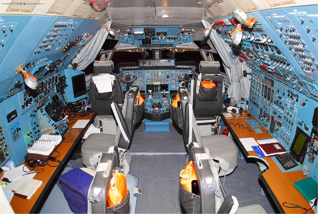 Polet_Antonov_An-124_cockpit_Pashnin~0.j