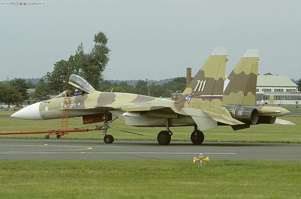 Sukhoi_Su-37_at_Farnborough_1996_airshow