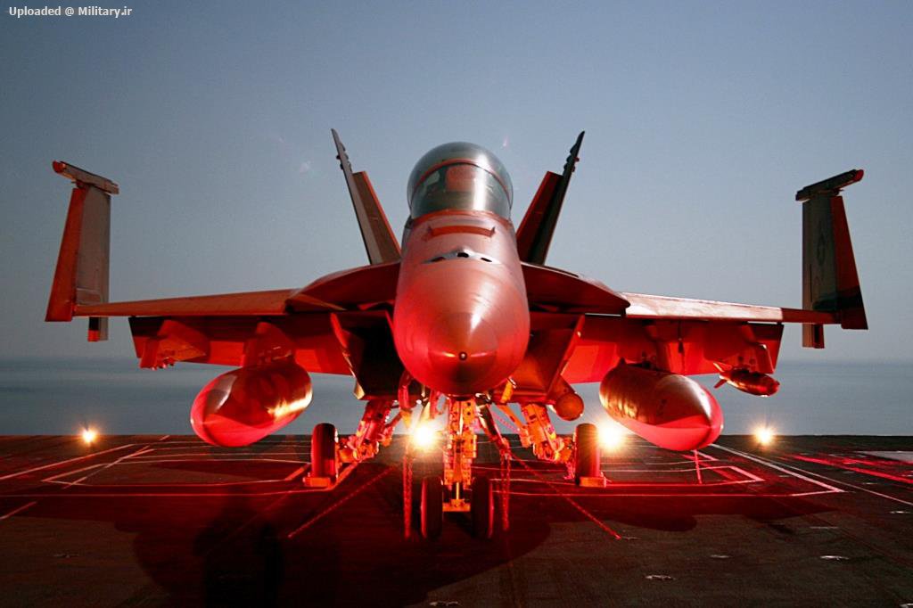 Super_Hornet_on_flight_deck.jpg