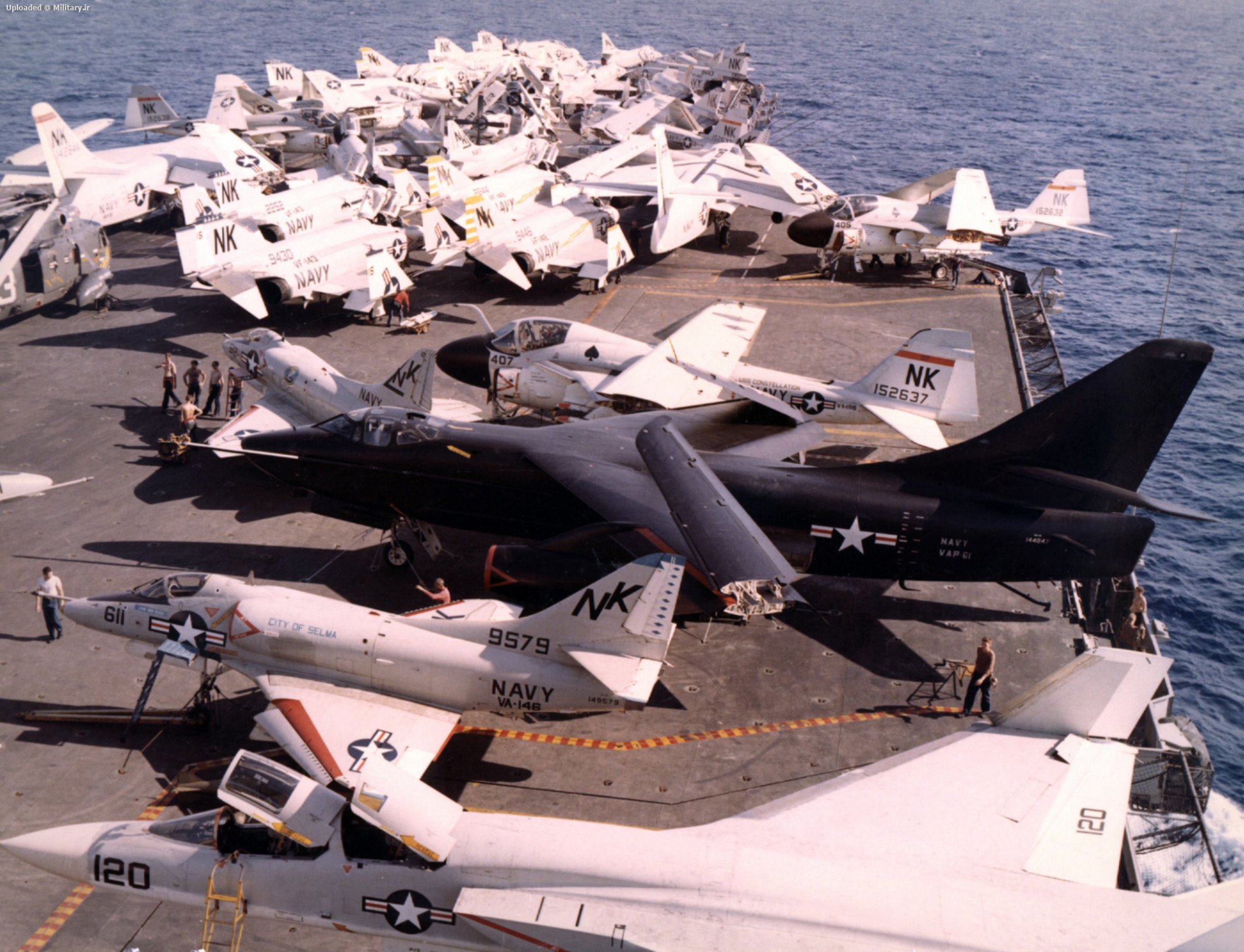 USS_Constellation_28CVA-6429_flight_deck