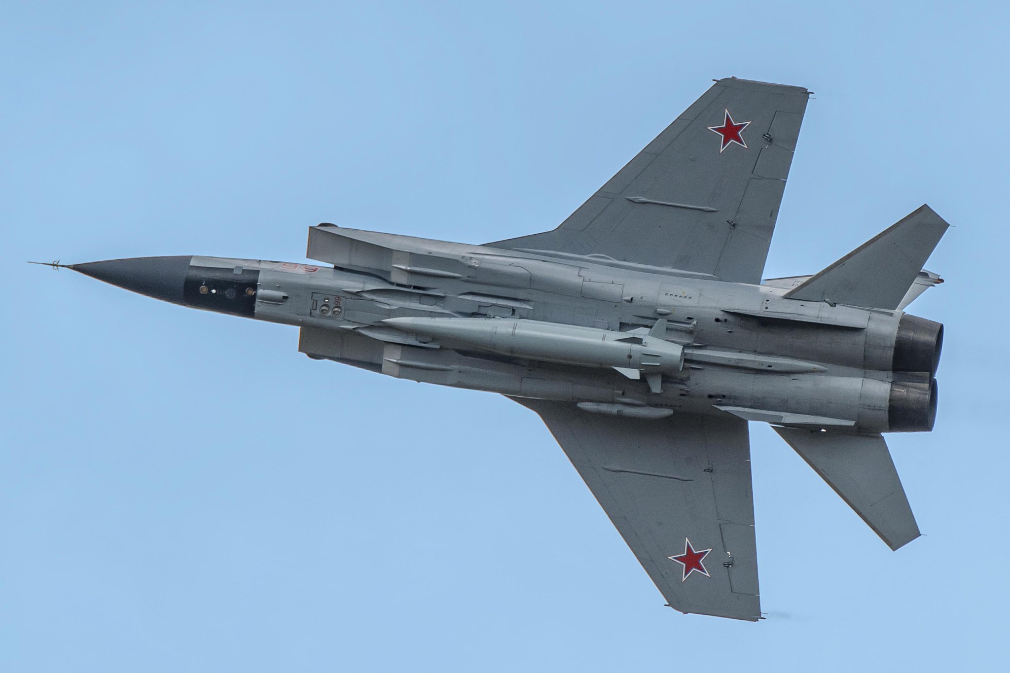 mig-31_with_khinzal_piotr_butowski_1.jpg