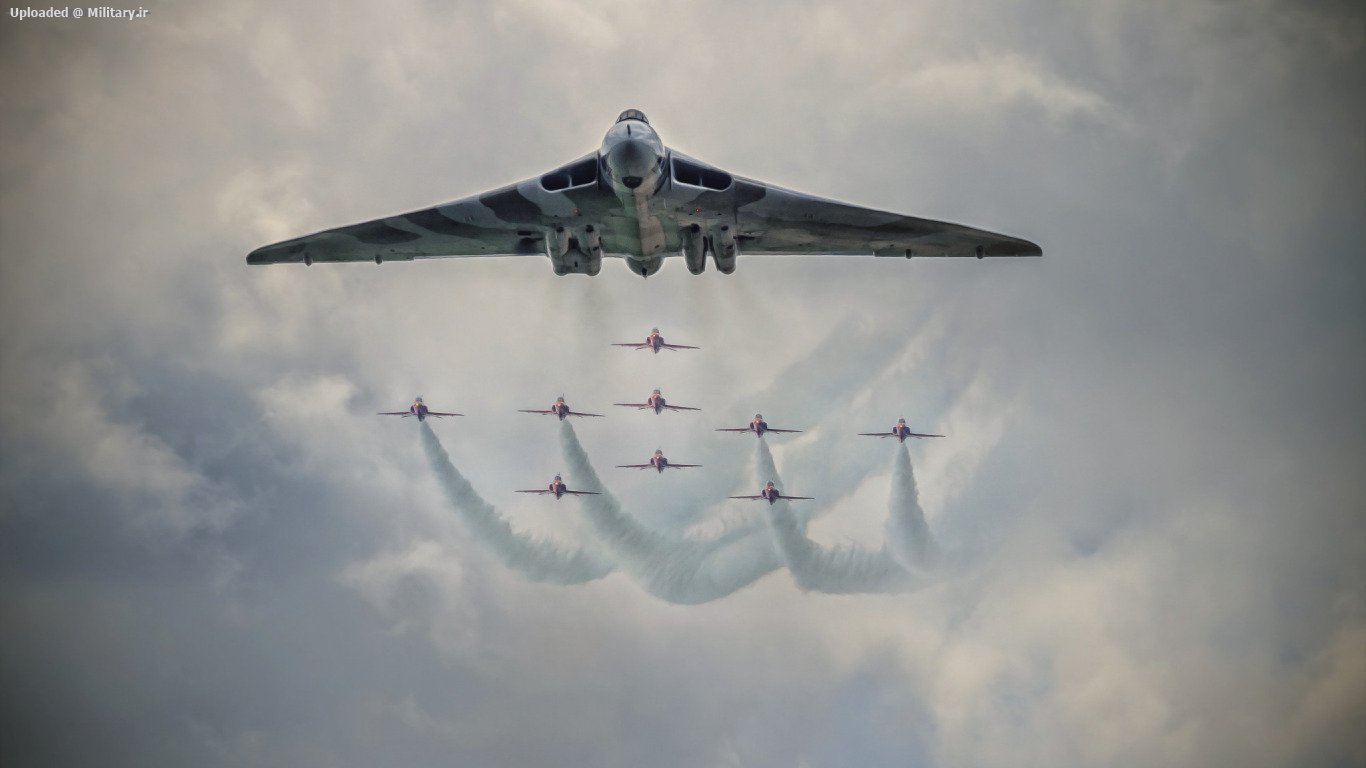 vulcan-bomber-red-arrows.jpg