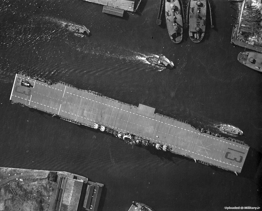 Overhead_view_of_USS_Franklin_28CV-1329_at_Norfolk_1944.jpg