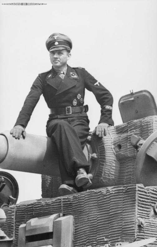 Bundesarchiv_Bild_101I-299-1802-082C_Nordfrankreich2C_Michael_Wittmann_auf_Panzer_VI_28Tiger_I29.jpg