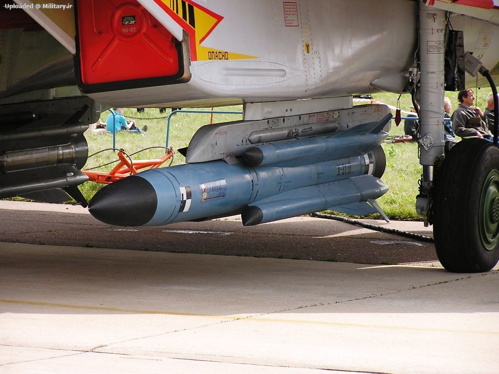 Russian_missile_-MAKS_Airshow_2003.jpeg