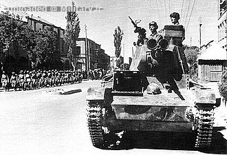 Soviet_tankmen_of_the_6th_Armoured_Divis