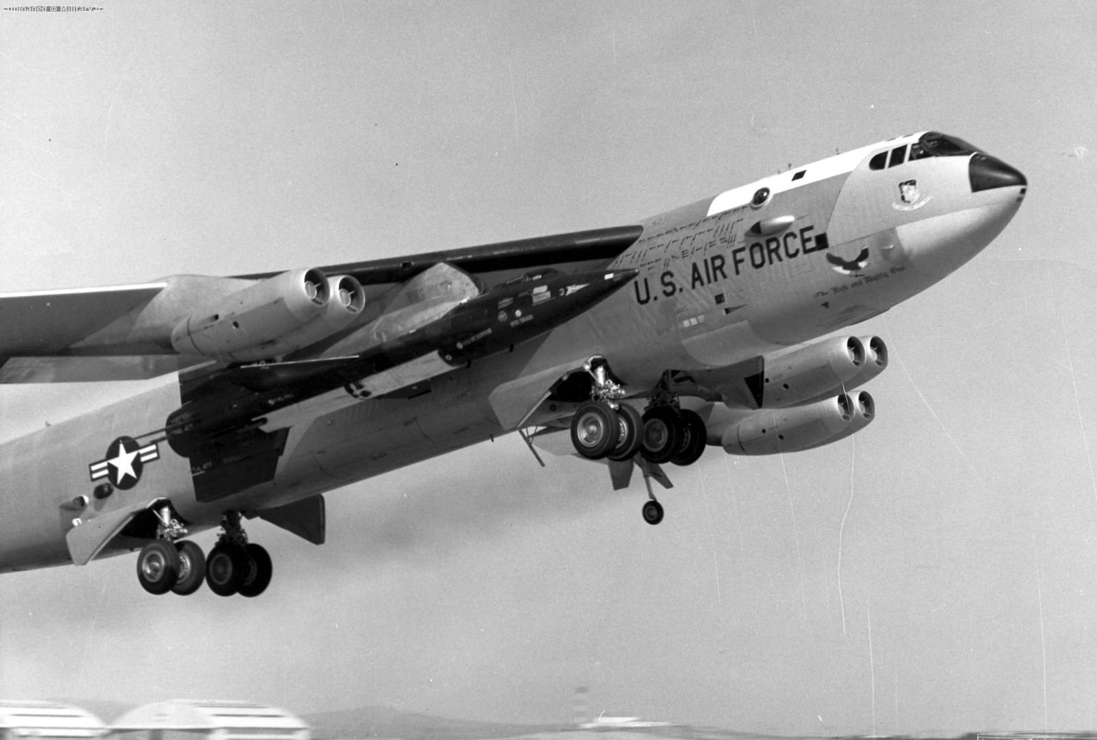 1599px-Boeing_NB-52A_carrying_X-15.jpg