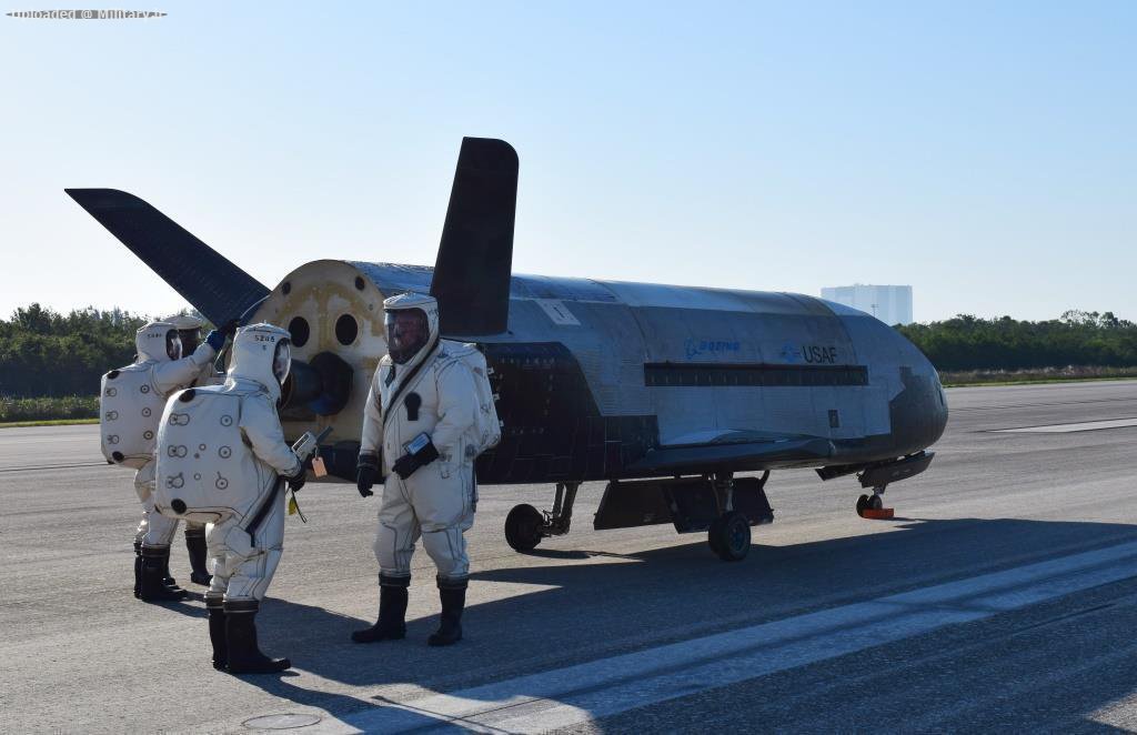 X-37B_OTV4_landed_at_Kennedy_Space_Center_28170507-O-FH989-00129.jpg