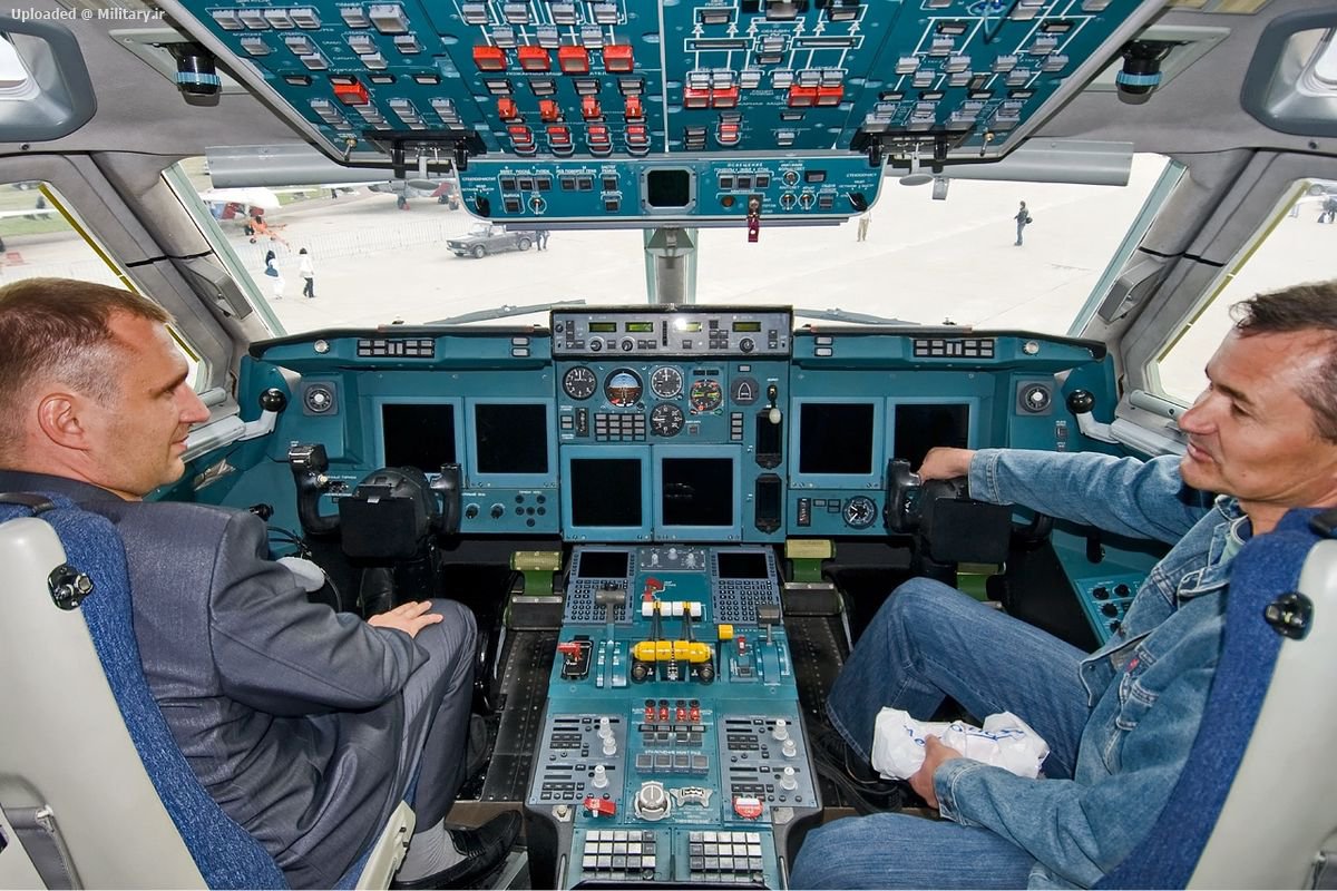 Polet_Ilyushin_Il-96-400T_cockpit_Beltyukov-1.jpg
