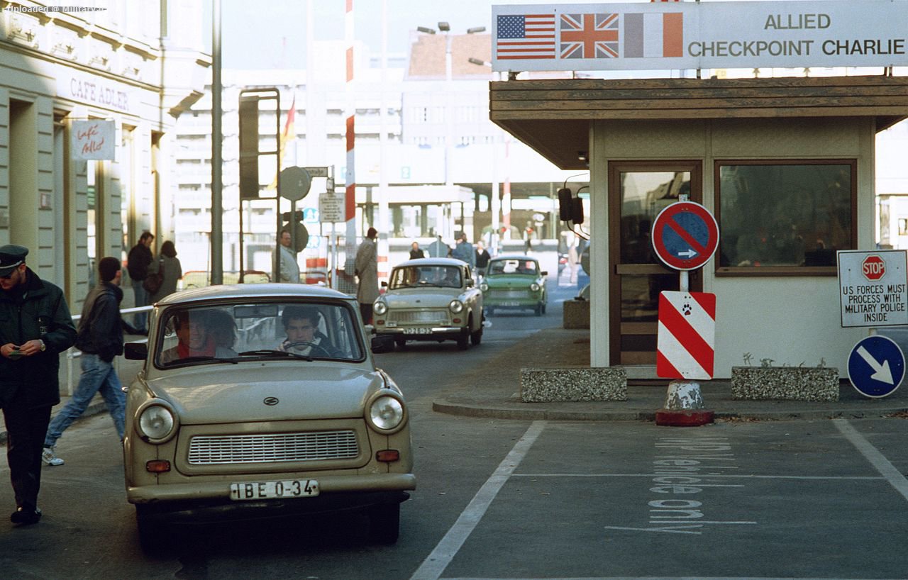 1280px-CheckpointCharlie1989.jpg