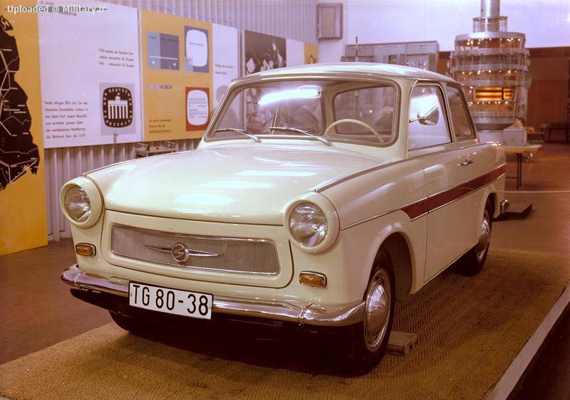 Bundesarchiv_Bild_183-B0503-0015-0012C_Sachsenring_Trabant_601.jpg