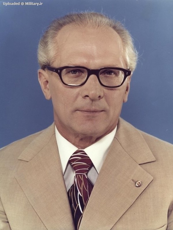 Bundesarchiv_Bild_183-R1220-4012C_Erich_Honecker_28cropped29.jpg