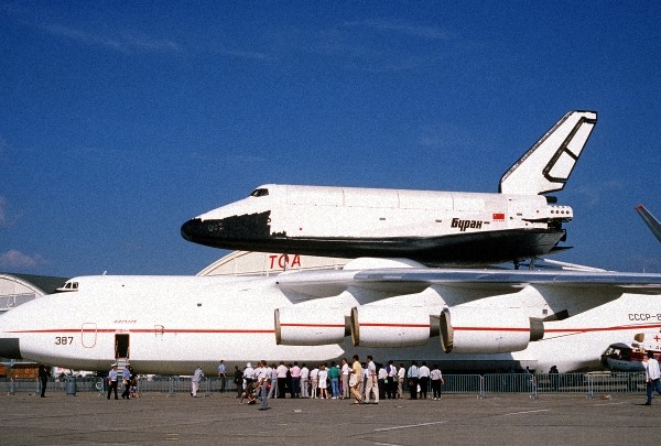 Buran_on_An-225_%28Le_Bourget_1989%29_1.
