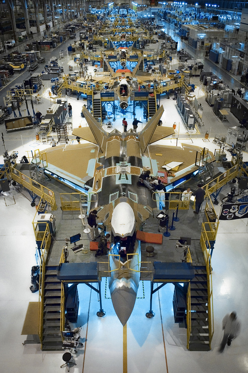 خط تولید جنگنده ی F-22 Raptor 1