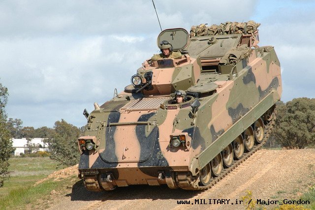 M113_light_armoured_personnel_carrier_Au
