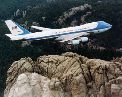 normal_746px-Air_Force_One_over_Mt__Rush